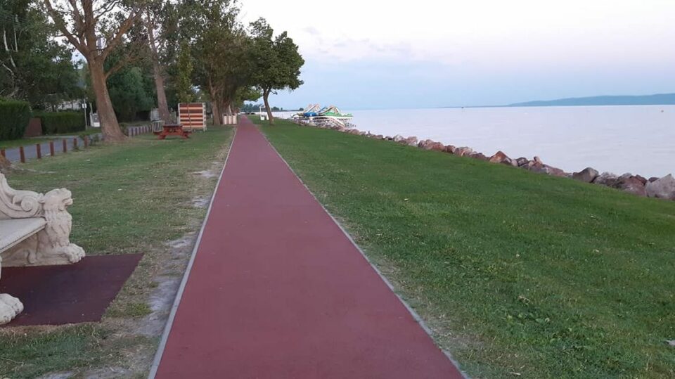 Ezrek tiltakoznak a fonyódi strandkocsmák ellen