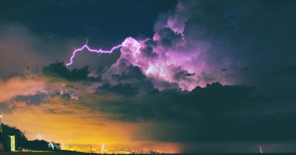 Felhőszakadással kísért zivatarok kialakulására figyelmeztetnek
