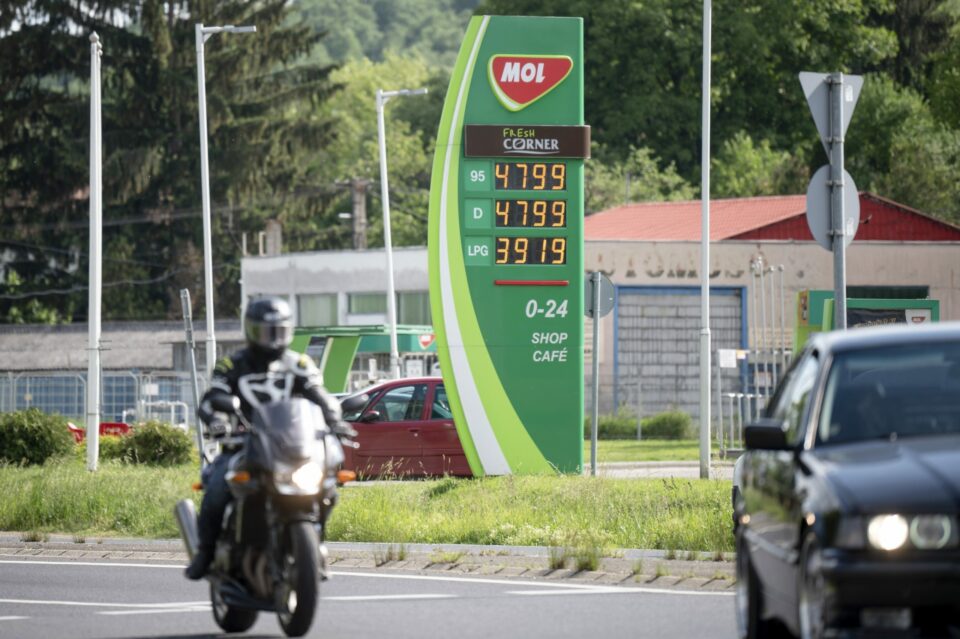 Ha fel kell adni a 480-as üzemanyagárat, kétszeresen is az EU-ra mutogathat a kormány