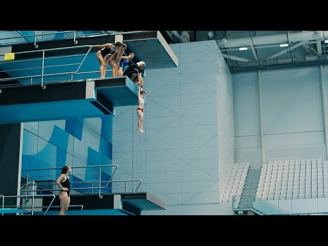 (x) A kicsiket lelógatjuk 10 méterről, ha nem mer leugrani, majd elengedjük… | 24.hu