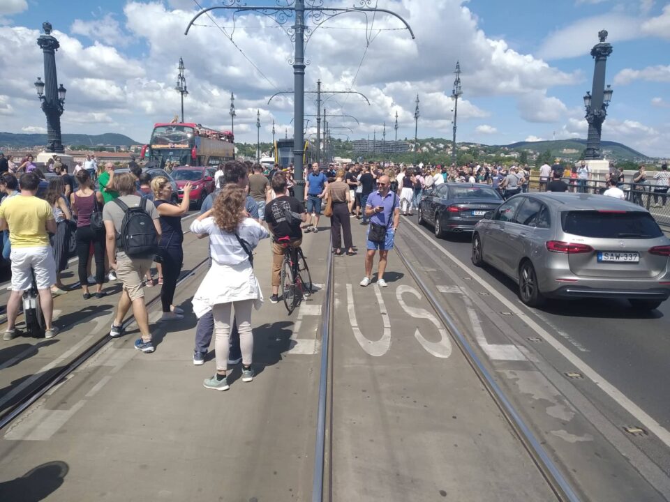 Ismét tüntetők blokkolják a Margit hidat