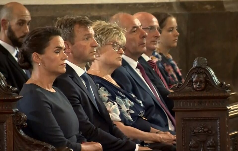 Novák Katalin elaludt az augusztus 20-i szentmisén?