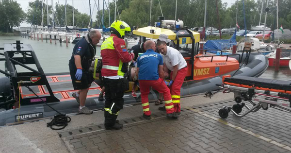 Tragédia a Balatonon: Nagyon kiakadtak a mentősök a lelketlen bámészkodó „katasztrófaturistákra”