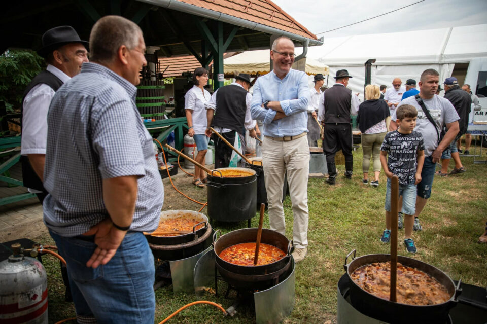 Az EP-jelentés elfogadása után Navracsics hibának tartja, hogy a Fidesz kilépett a Néppártból