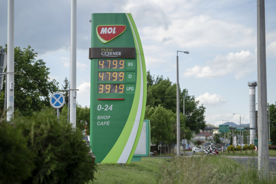 Az idén szerződött partnereinek csak a vállalt benzin negyedét szállítja jövő héten a MOL