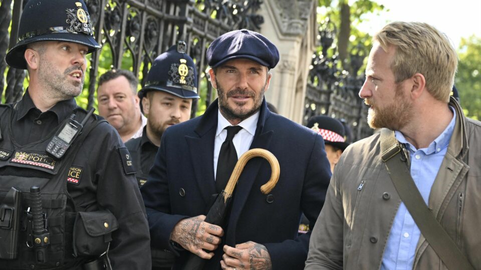 Beckham 13 órán keresztül állt sorban, hogy tiszteleghessen a királynő előtt