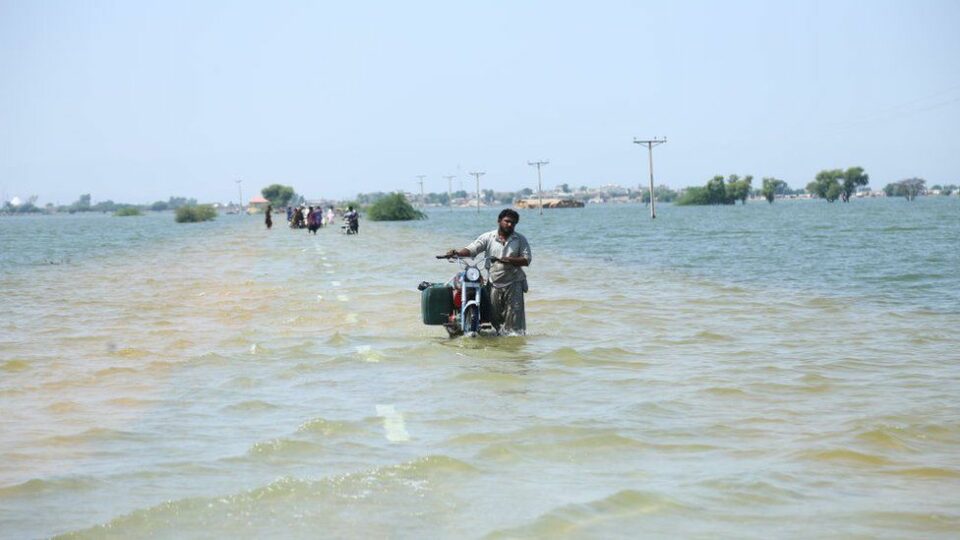 Climate change: Pakistan floods ‘likely’ made worse by warming
