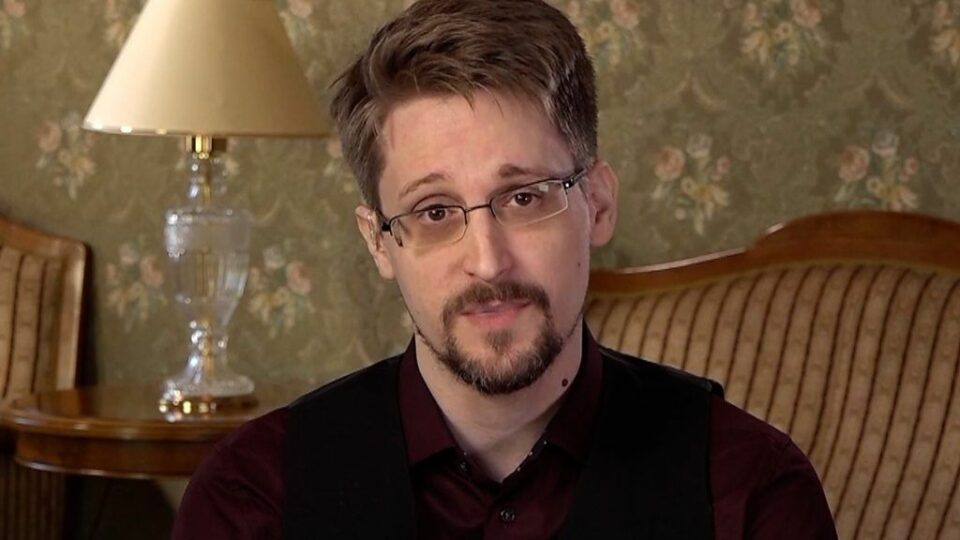Edward Snowden granted Russian citizenship