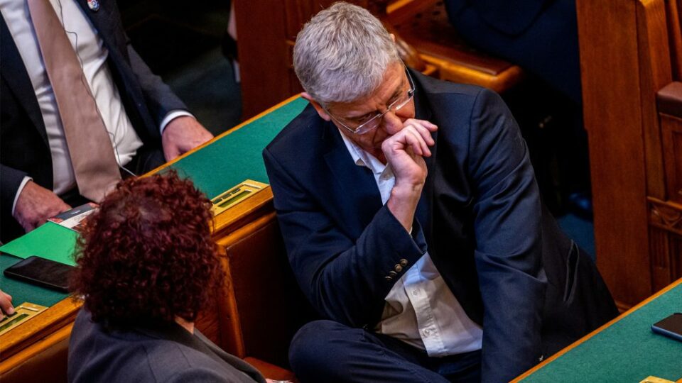 Fejek hullanának a DK alkotmány-módosításával