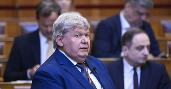 Lemondott a paksi bővítésért felelős államtitkár, miután Szijjártó a kisfiával példálózva kritizálta