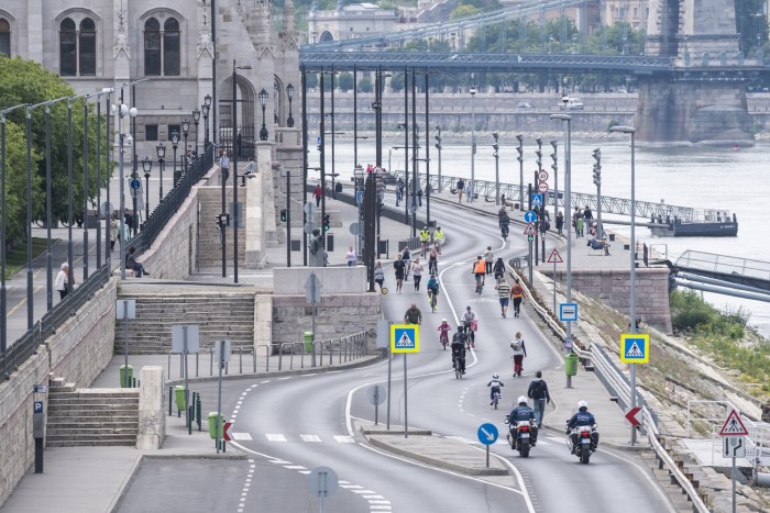 Megszólalt a kormány a vasárnapi autótilalomról