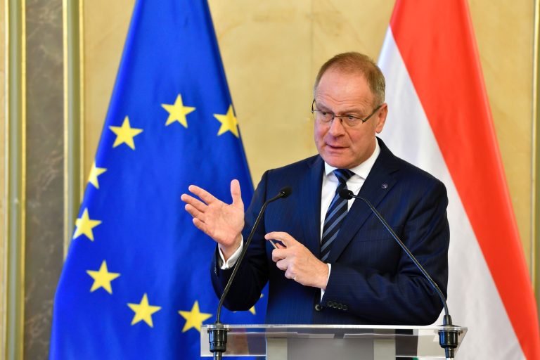 Navracsics: Orbán Viktornak le kellett volna fejelnie Vlagyimir Putyint?