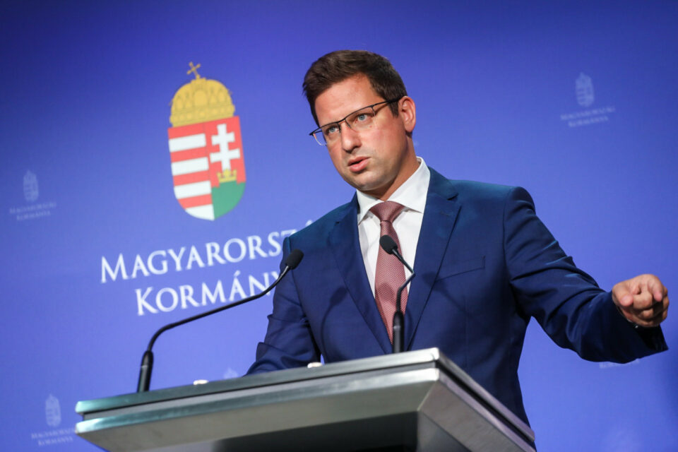 Orbán Viktor miniszterelnök maga beszélt arról, hogy az ukránok amerikai segítséggel sem nyerhetik meg a háborút az oroszok ellen, még ha nem is emlékszik erre Gulyás Gergely