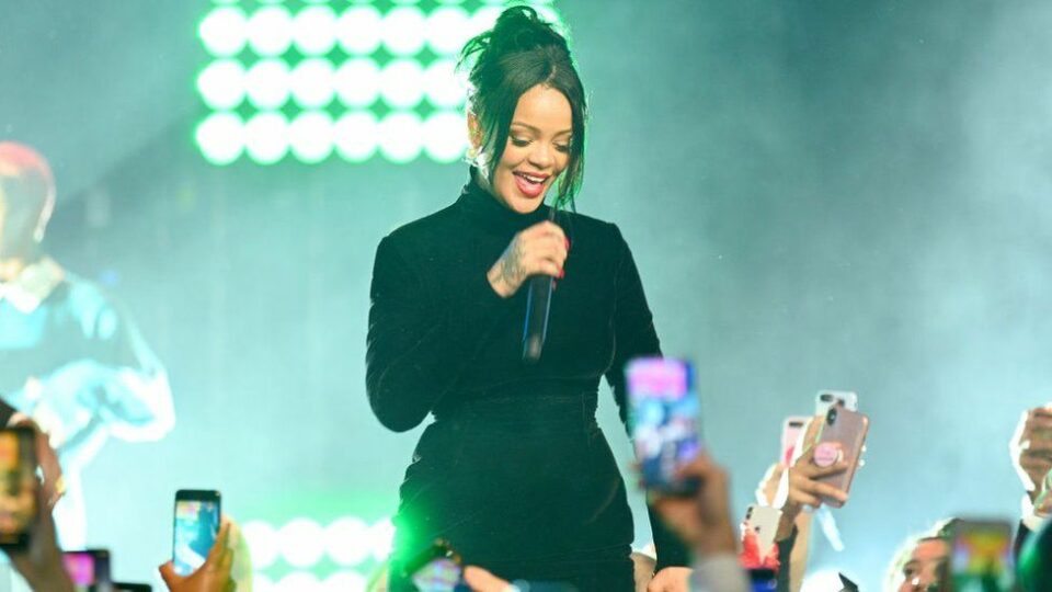 Rihanna to headline Super Bowl half-time show