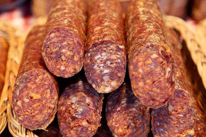 Te tudtad, hogy mi a különbség a lángolt és füstölt kolbász között?