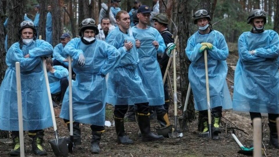 Ukraine war: Mass exhumations at Izyum forest graves site