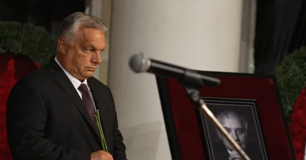 Videó is készült arról, ahogy Orbán Viktor elhelyezi „a tisztelet virágait” Gorbacsov koporsójánál