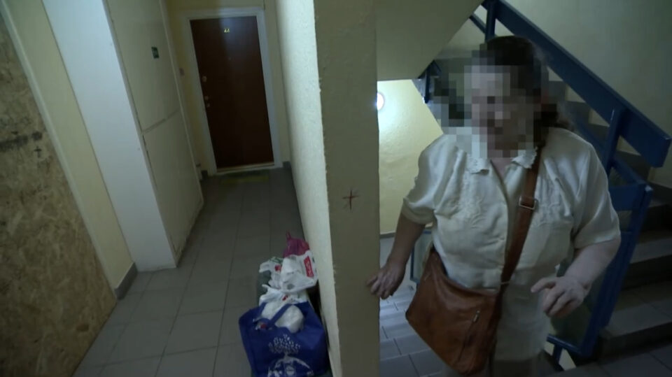 Zsuzsát a moratórium lejárta után rakták ki otthonából, két hónapja a lakása előtti folyosón él