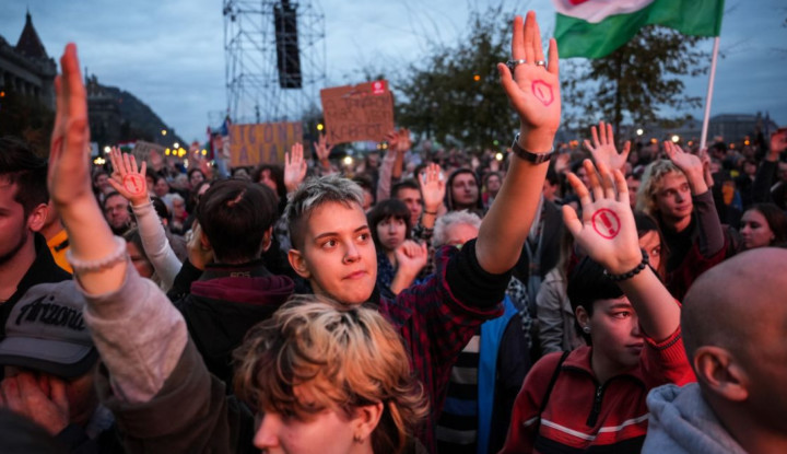 Az elkeseredett tömeg, ami kiszorította Orbán Viktort az utcáról