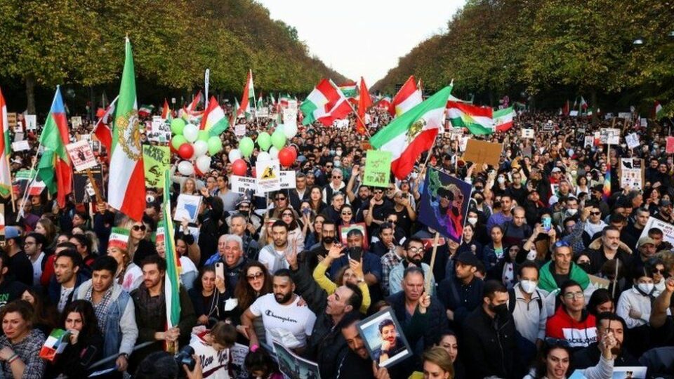 Iran protests: Huge rally in Berlin in support