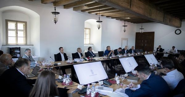 Kormányhatározat született az éjjel
