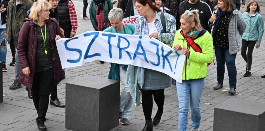 Kormánypárti nyugdíjasok kérdőre vonták a tüntető tanárokat a Széll Kálmán téren