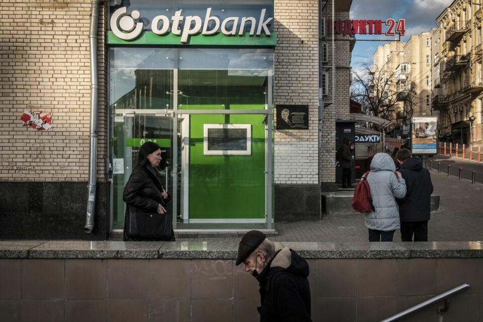 Külföldi bankokat tiltott le Putyin – az OTP is köztük van