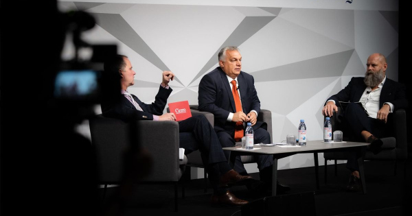 Megvonta Orbántól a katonai tiszteletadást és a közös sajtótájékoztatót is a német kancellár