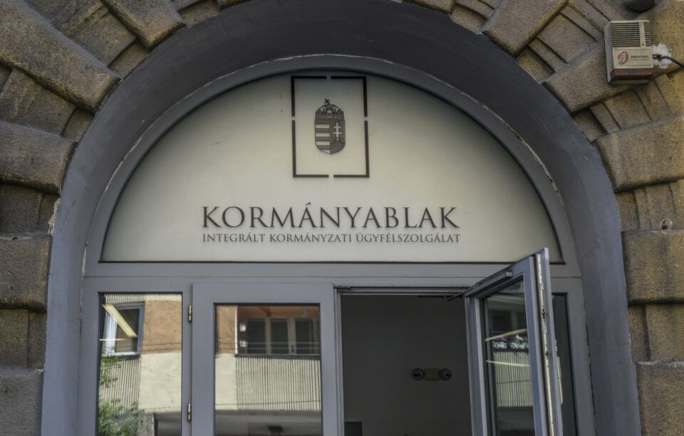 Több kormányablakot is zárva tart a kormány, hogy spóroljon a rezsivel