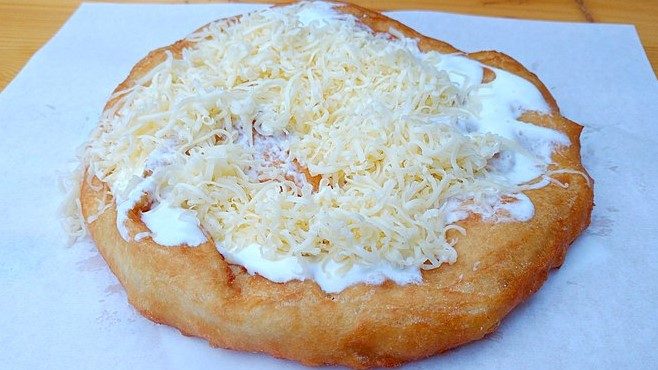 1400 a sajtos-tejfölös lángos – megtaláltuk a legjobb és az egyik legolcsóbb karácsonyi vásárt Budapesten!