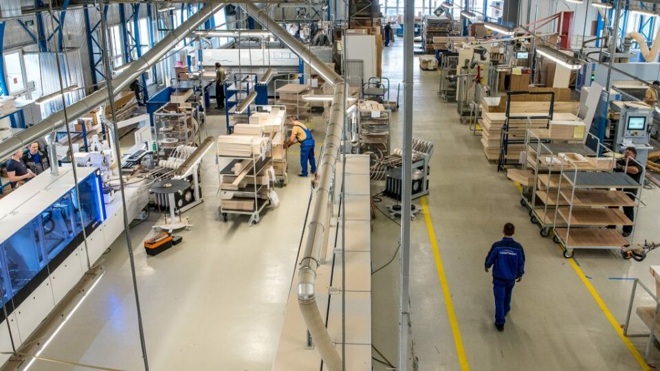 Átírják a Munka törvénykönyvét: nehezebb lesz szabadságra menni, könnyeben kirúghatják a betegeket