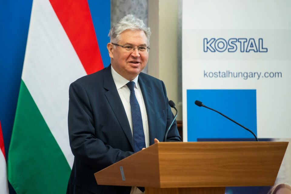 Az Orbán család volt ügyvédje az általa vezetett Fidesz-szervezet feloszlatását kérte
