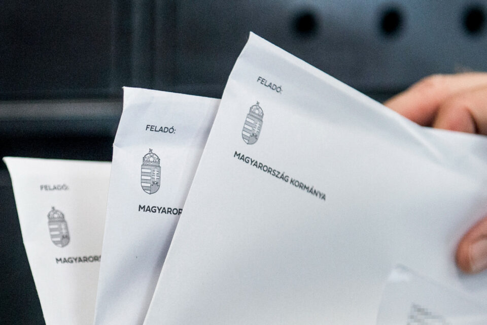 Felmérés: még a fideszes szavazóknak sem nagyon tetszenek a nemzeti konzultációs plakátok