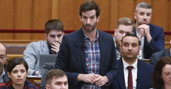 Fideszes bomba: a Momentum aktivistái éjszaka nekiestek a kormányplakátoknak 