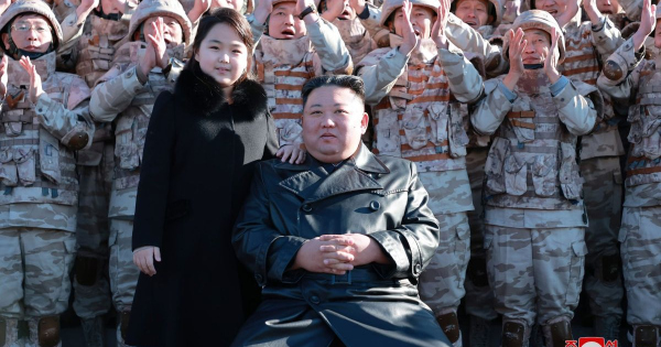 Fura családi fotó Észak-Koreából: emiatt láthatjuk annyit a 9 éves Kim Dzsuét, Kim Dzsongun lányát