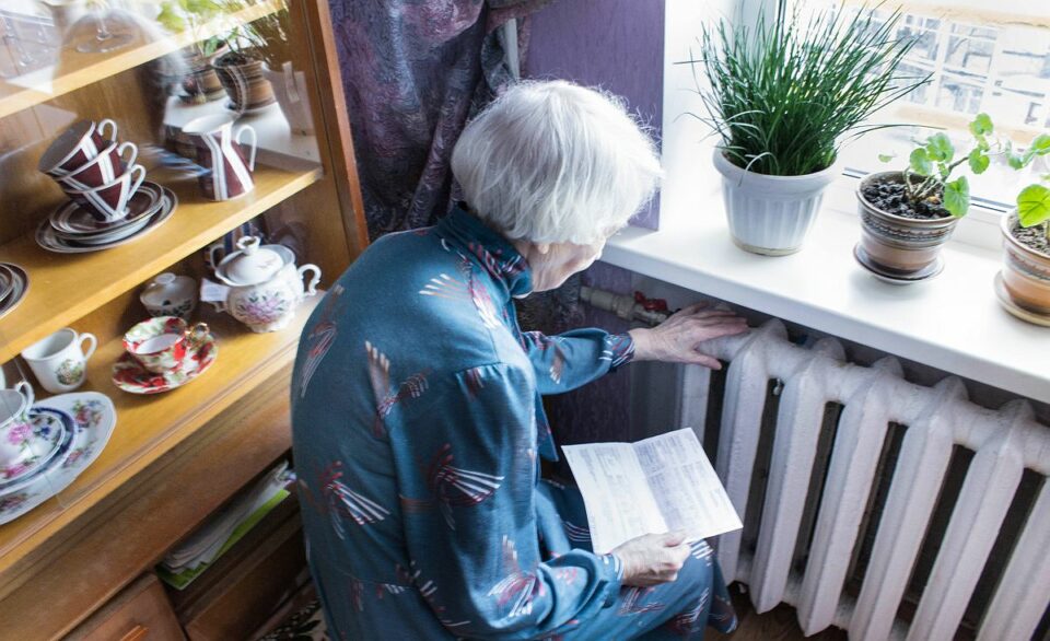 “Fűtetlen lakásban éhen halni” – milliók nézik a magyar nyugdíjas videóját a neten