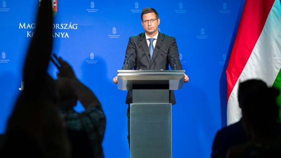 Gulyás: Nem elvárható, hogy Orbán interjút adjon a kritikus sajtónak