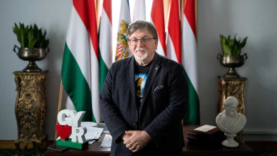 Győr polgármestere levédeti az ellene tüntető civilek nevét, hogy azok ne tudják használni