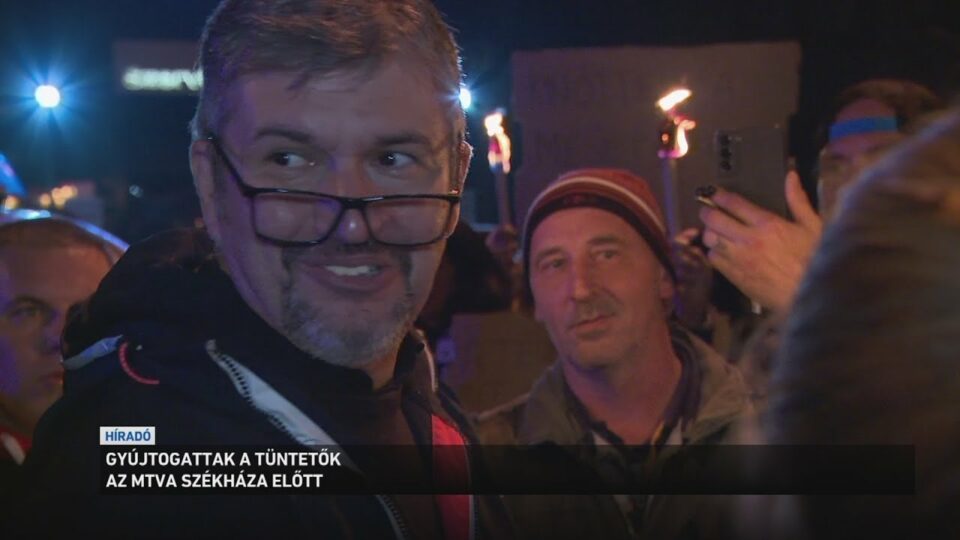 Gyújtogattak a tűntetők az MTVA székháza előtt