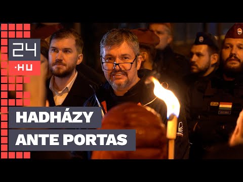 „Ahol én megjelenek, ott bezárják az ajtót” – Hadházy Ákos blokád alá vette pár órára az MTVA-t