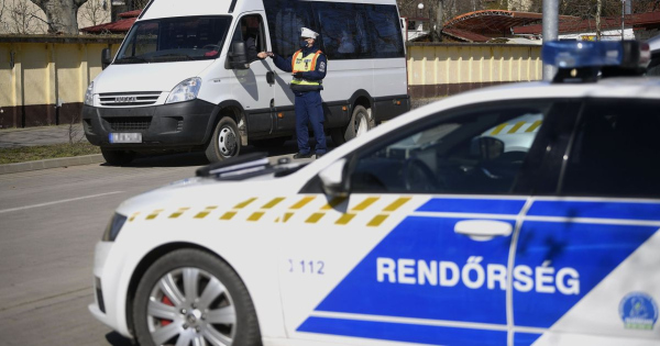 Januártól nem kell bemutatni a jogosítványt és a forgalmi engedélyt sem a rendőrnek