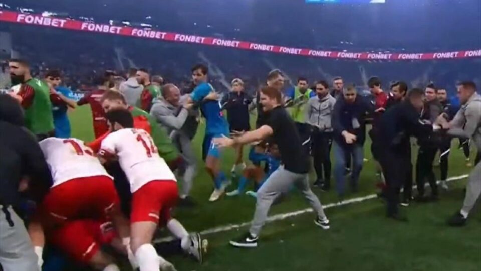 Kegyetlenül nagy bunyó volt egy orosz focimeccsen