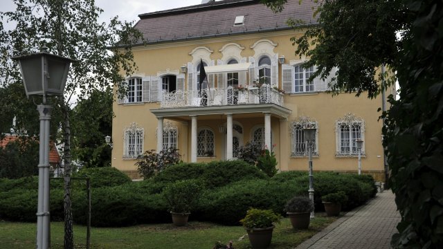 Kiderült, kié lett Göncz Árpád vagyonokért elárverezett villája