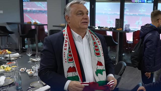 Orbán sálja miatt bocsánatkérést követel Ukrajna, a horvát elnök csak nevet az egészen