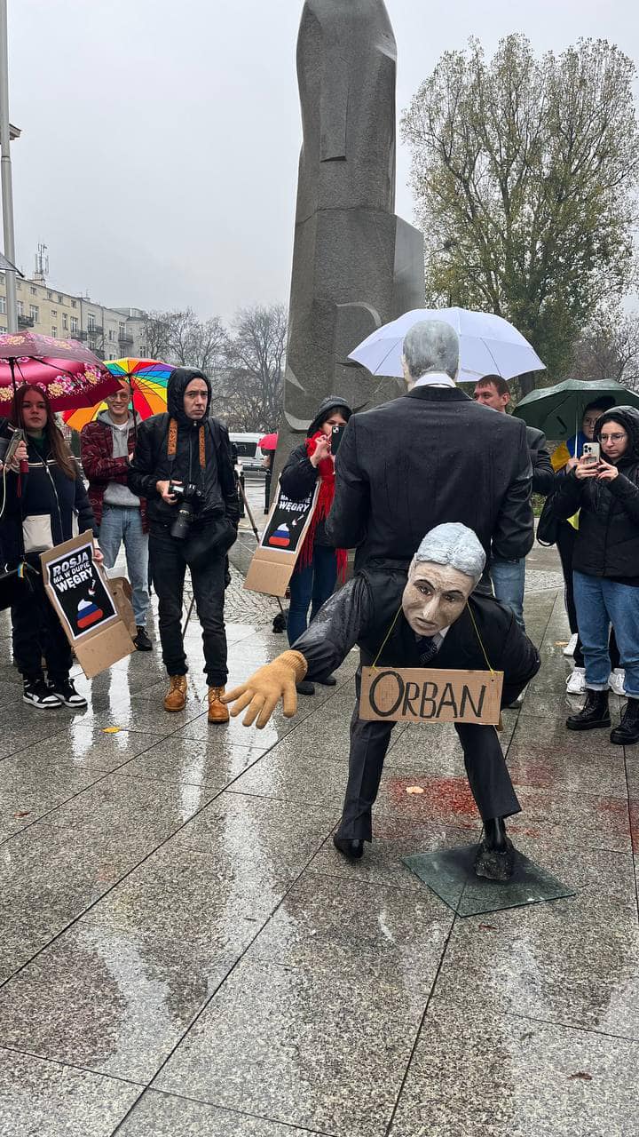 Orbán Viktort ki akarták húzni Putyin fenekéből, mutatjuk sikerült-e