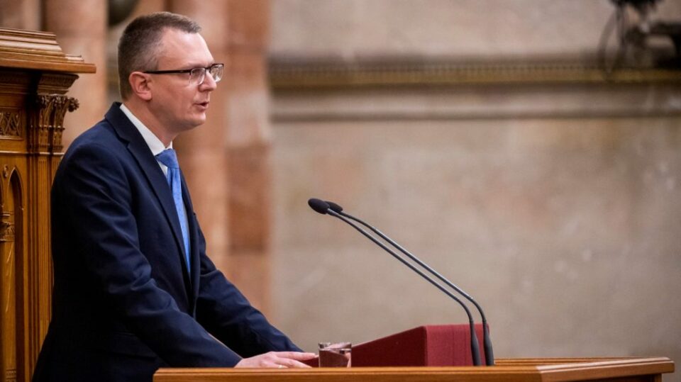 Pedagógusok és diákok hallgatták a parlamentben, ahogy az államtitkár a fényesen teljesítő magyar közoktatásról beszélt