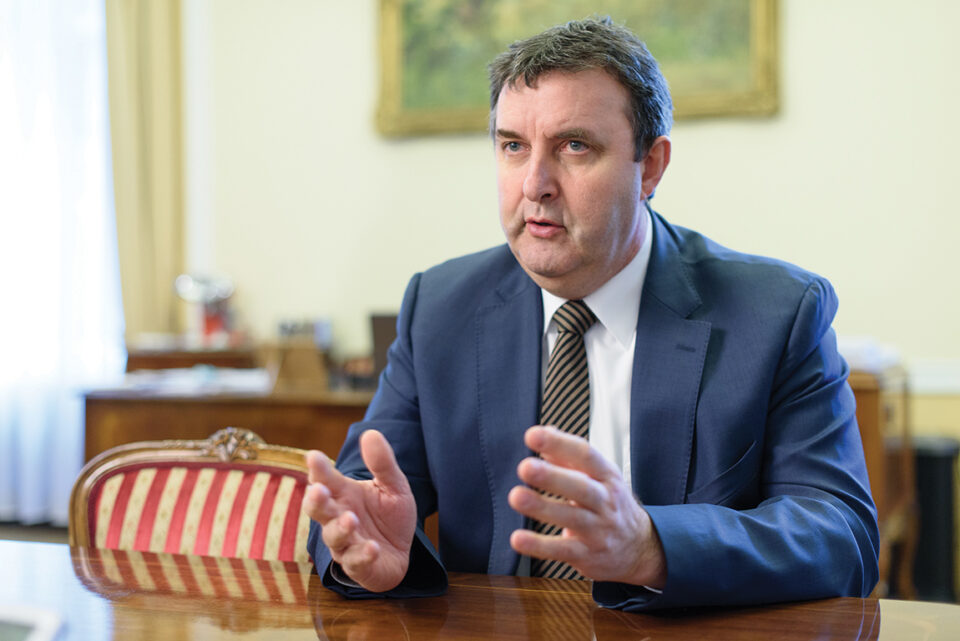 Reagált a magyar kormány a miniszter lemondásáról szóló hírre