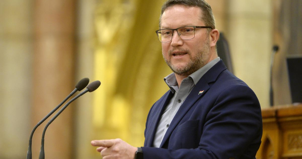 Titkos hangfelvételt akart készíteni egy fideszes EP-képviselő munkatársa a tanár-diák delegáció brüsszeli tanácskozásáról