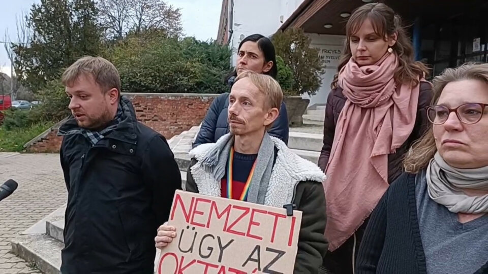 A könnyeikkel küszködve álltak kamera elé a kirúgott karinthys tanárok