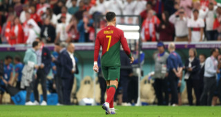 Amíg a portugál játékosok ünnepeltek, Cristiano Ronaldo egyedül sétált le a pályáról